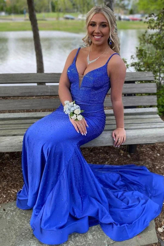 Vestido de fiesta largo estilo sirena con tirantes finos, cintura recortada y cuentas, con cola